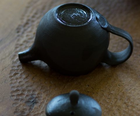 a black teapot